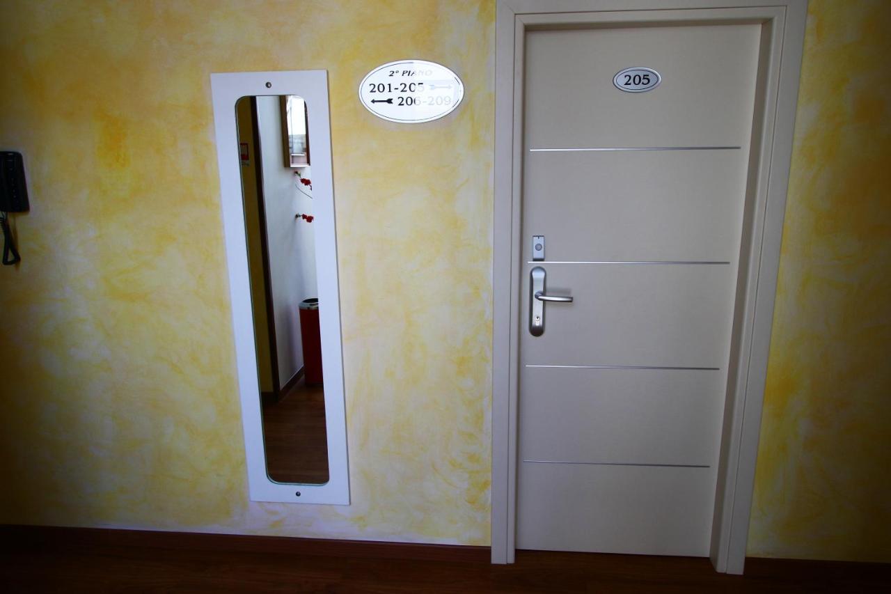 Hotel Arena Римини Екстериор снимка