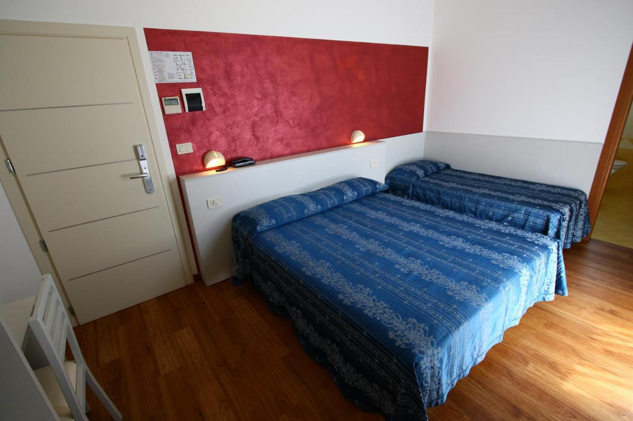 Hotel Arena Римини Екстериор снимка