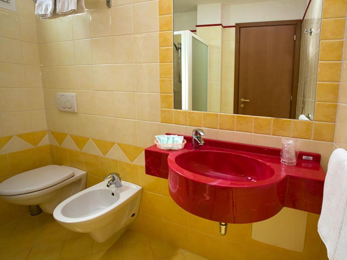Hotel Arena Римини Екстериор снимка