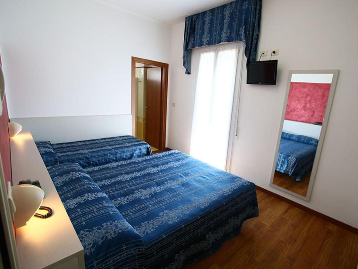 Hotel Arena Римини Екстериор снимка