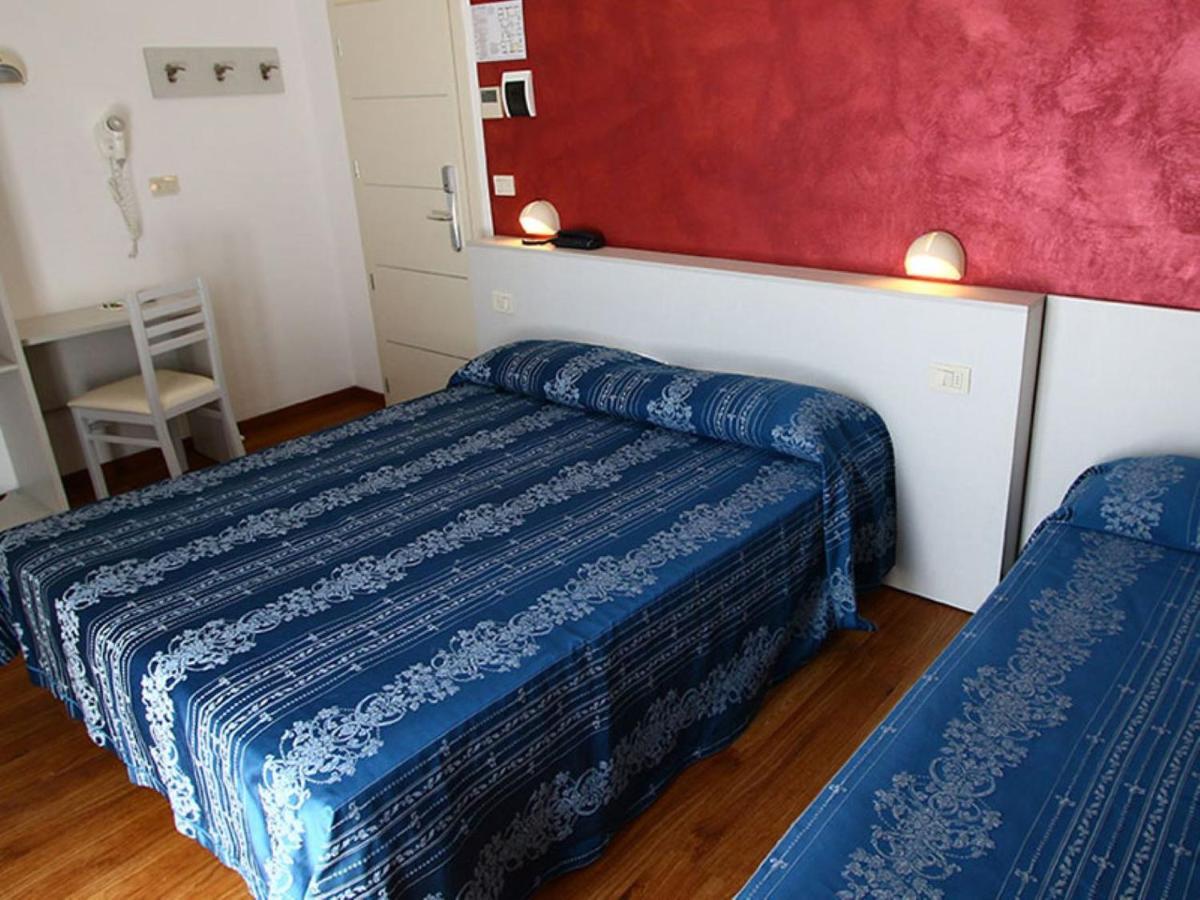 Hotel Arena Римини Екстериор снимка