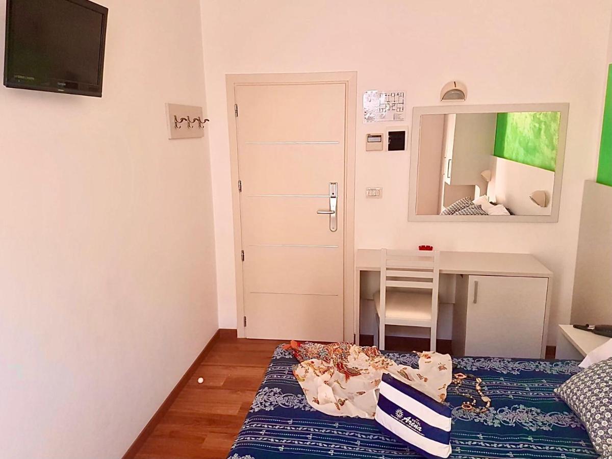 Hotel Arena Римини Екстериор снимка