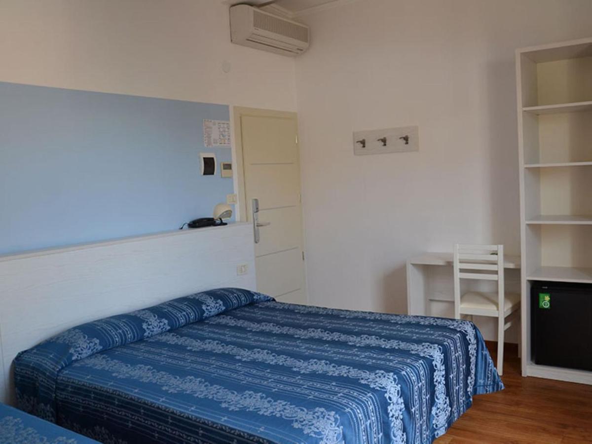 Hotel Arena Римини Екстериор снимка