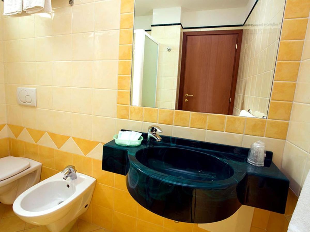 Hotel Arena Римини Екстериор снимка