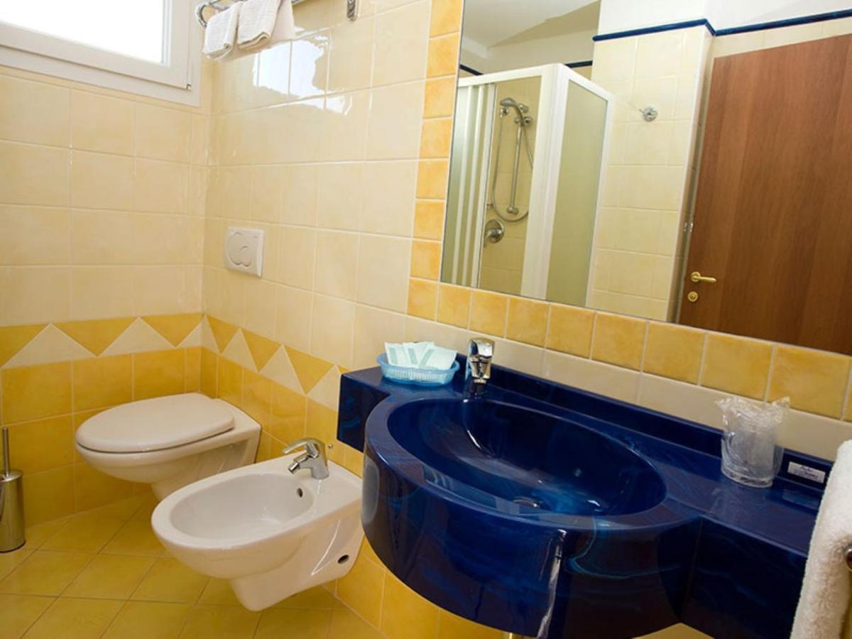 Hotel Arena Римини Екстериор снимка